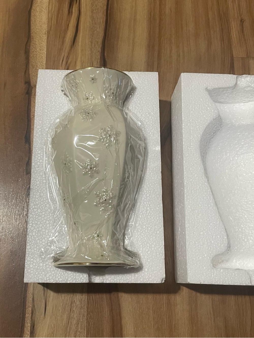 NIB Lenox Snowflake Bud Vase 8" Gold Trim SKU 758564 Fine Porcelain Holiday